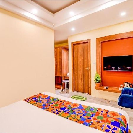 Hotel Aqua Tulip Колката Екстериор снимка