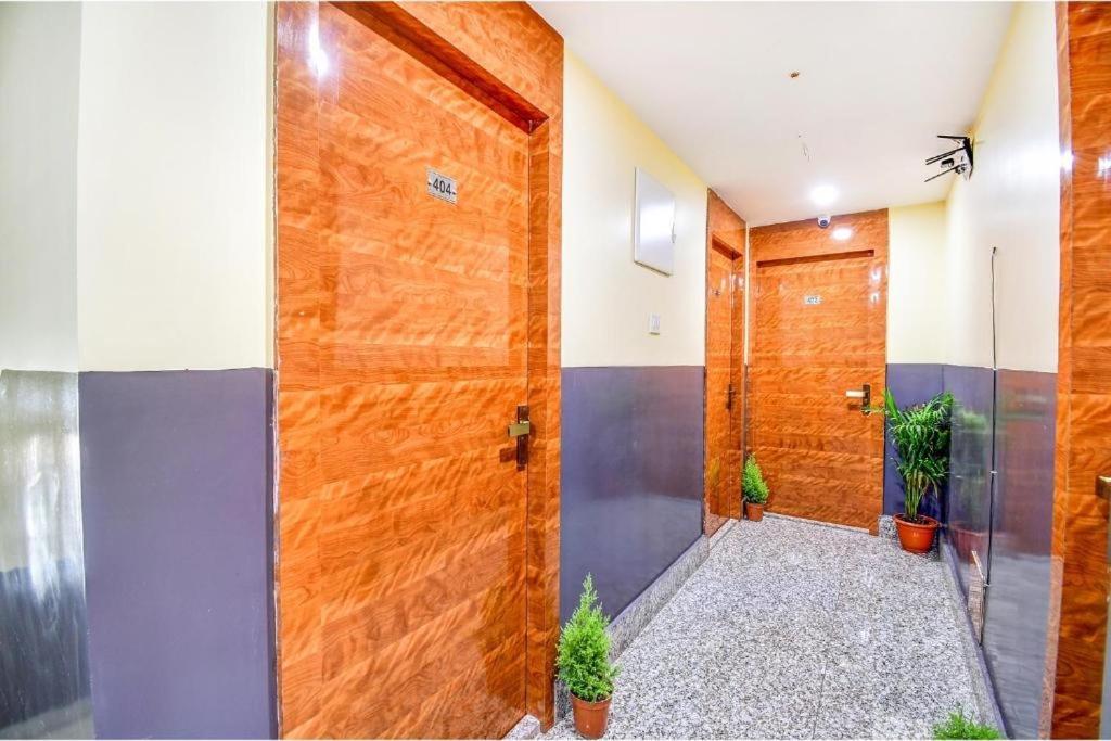 Hotel Aqua Tulip Колката Екстериор снимка