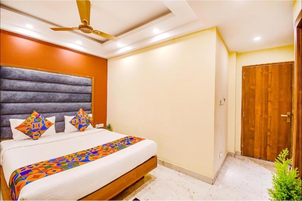 Hotel Aqua Tulip Колката Екстериор снимка