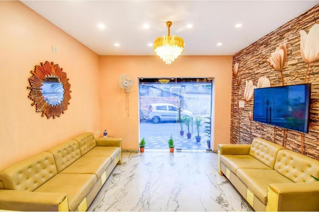 Hotel Aqua Tulip Колката Екстериор снимка
