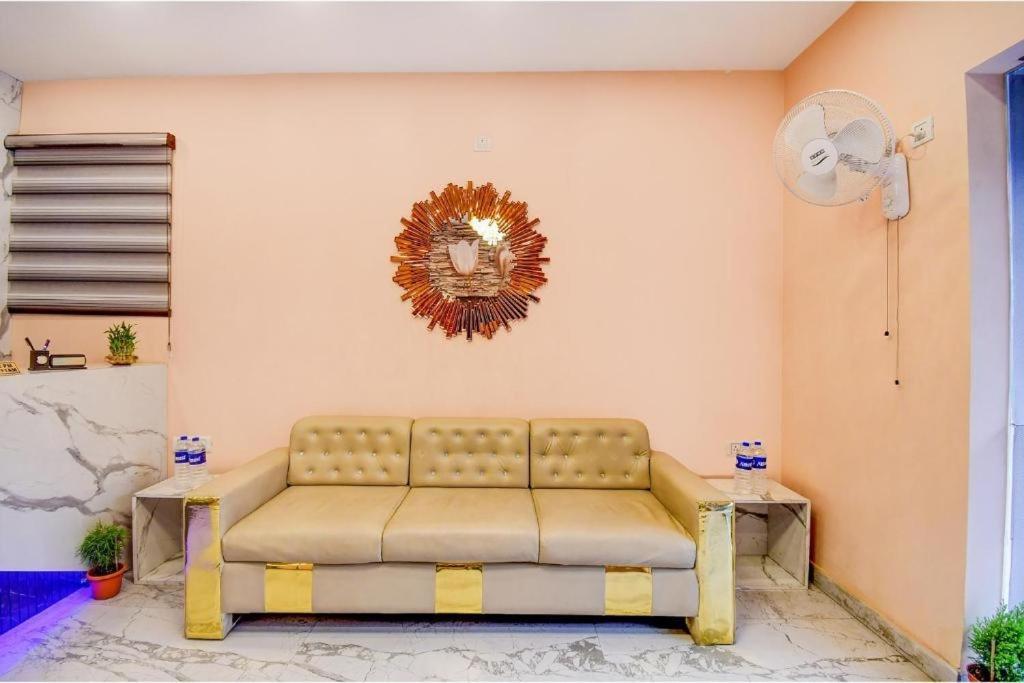 Hotel Aqua Tulip Колката Екстериор снимка