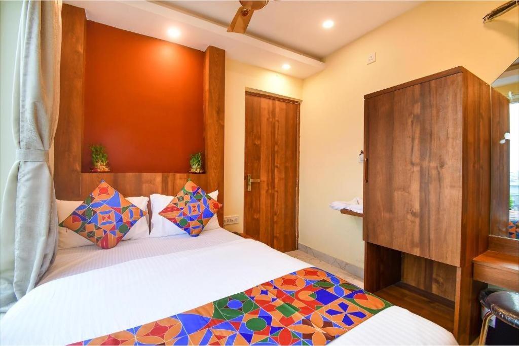 Hotel Aqua Tulip Колката Екстериор снимка