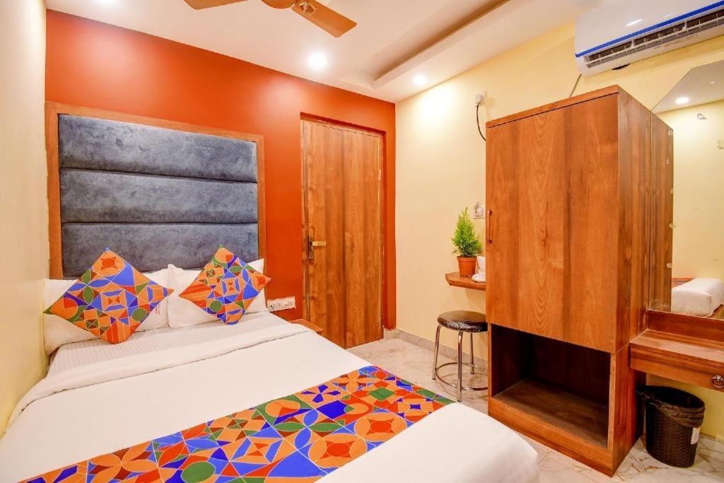 Hotel Aqua Tulip Колката Екстериор снимка