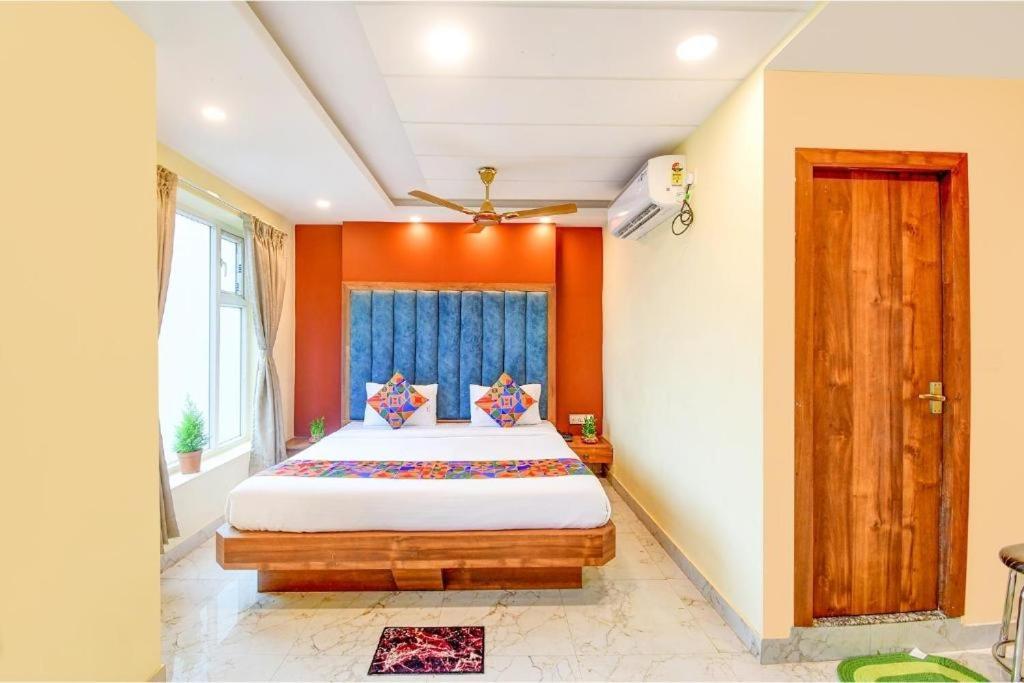 Hotel Aqua Tulip Колката Екстериор снимка