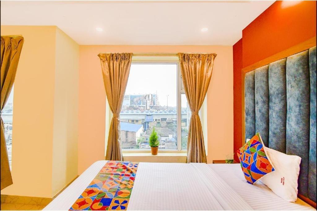 Hotel Aqua Tulip Колката Екстериор снимка