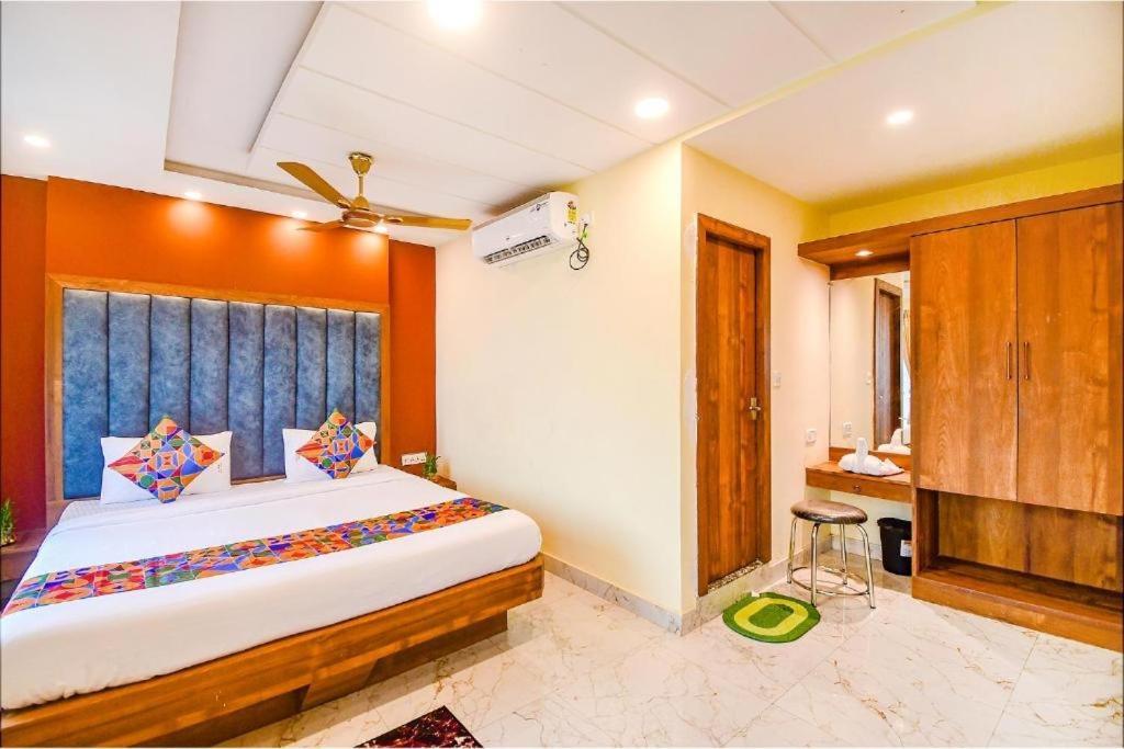 Hotel Aqua Tulip Колката Екстериор снимка