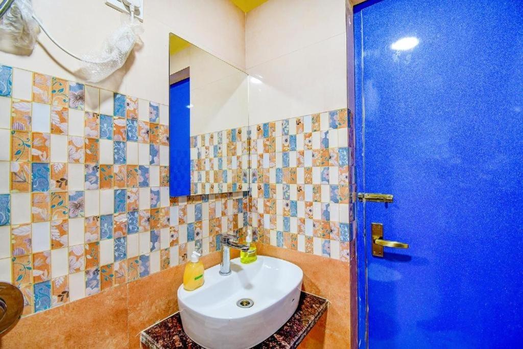 Hotel Aqua Tulip Колката Екстериор снимка