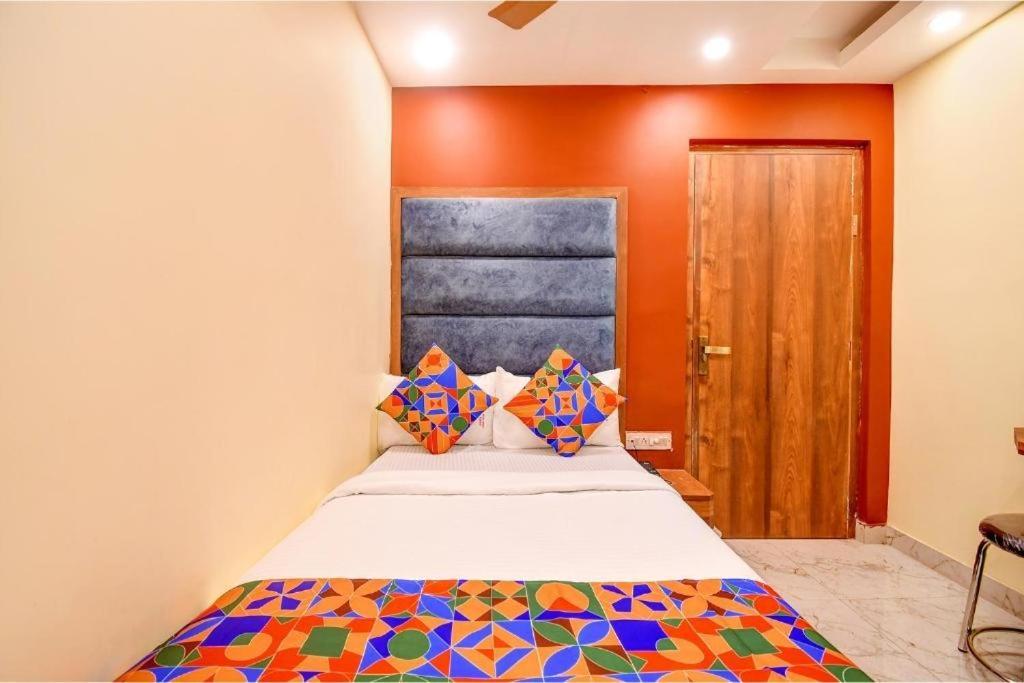 Hotel Aqua Tulip Колката Екстериор снимка